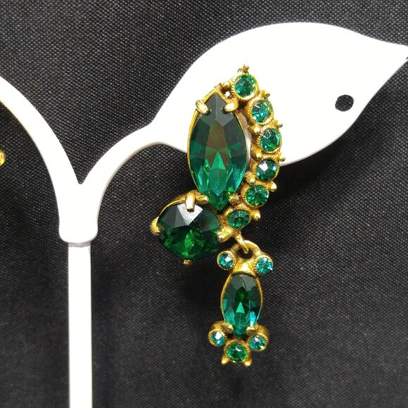 Vintage Hollycraft Green Rhinestone Earrings, Gold Plated Dangle, 1960s - Picture 3 of 10